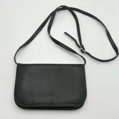 yoshie inaba 黒のフラットショルダーバッグ
