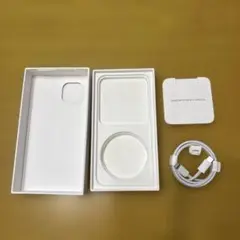 充電ケーブルとiPhone13の空箱
