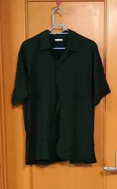 ダークグリーン 半袖シャツ ボタン付き