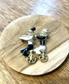 自転車に乗るキャラクターブローチ