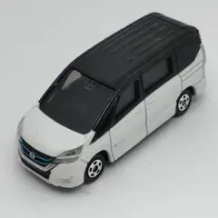 トミカ　日産 セレナ e-POWER