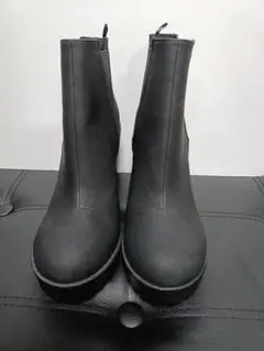 黒い高ヒールチェルシーブーツ