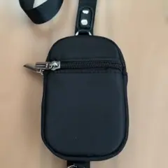 黒いナイロンショルダーバッグ（スマホ用）