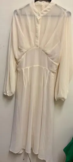タイムセー ルクリーム色 長袖ワンピース