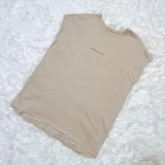 M　ノースリーブカットソー ベージュ 英字プリント カジュアル くすみカラー