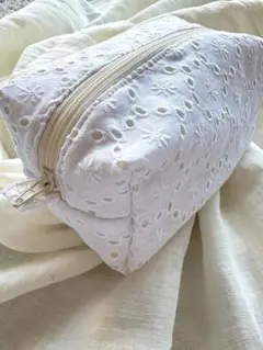 ホワイト刺繍ポーチ