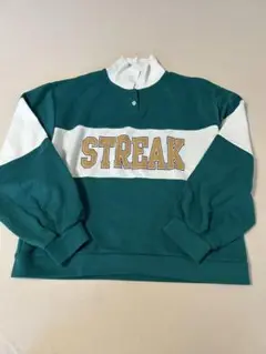 STREAKロゴ入りハイネックトレーナー