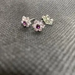 パープル　お花の形のビジューのピアス