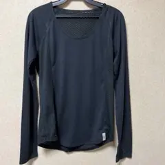 ◽️Under Armour◽️長袖トレーニングトップ◽️レディース◽️背後メッシュ