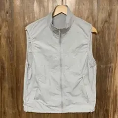 【 3025番】GU ジーユー ナイロンベスト　メンズS グレー系色