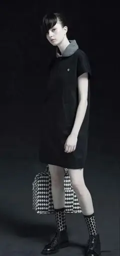 【極美品】フレッドペリー ×ミントデザインズ コラボ＊総柄 ポロワンピース 黒白 極美品】フレッドペリー ×ミントデザインズ コラボ＊総柄 ポロ