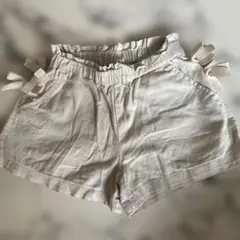 リボン付きベージュ半ズボン