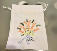 未使用　花束刺繍のホワイト巾着袋　小物入れ