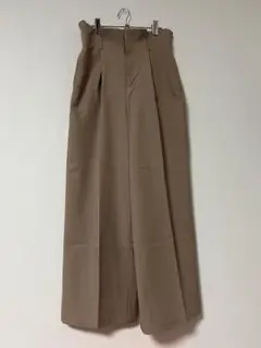 《タグ無し》新品ベージュ タック入り ワイドパンツ