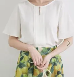 ゴールドパーツフロントタックフレアスリーブブラウス