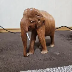 木製の象の彫刻