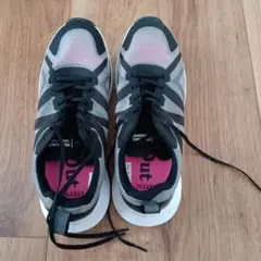 ワークマン　ランニングシューズ　25.5