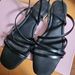 セブントゥエルブサーティー　黒パールサンダル