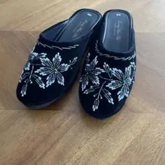 【ベトナム　サンダル】刺繍入りベロア ブラックのサンダル　38サイズ