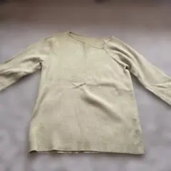オリーブカラー ニット