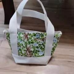 ウサギと花のプリント トートバッグ