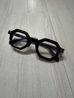 黒縁メガネ
