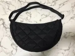 美品　ユニクロ　ラウンドショルダーバッグ　キルト　ブラック　キルトショルダー