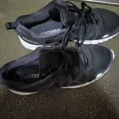 Reebok ブラック スニーカー