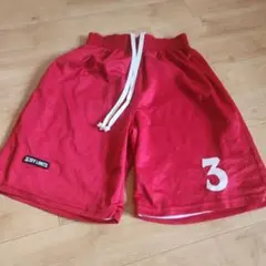 赤いバスケットボールパンツ ナンバー3