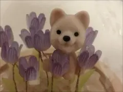クマと紫色の花の立体オブジェ