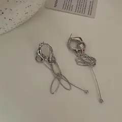 シルバー色 チェーン風 個性的 揺れる ピアス