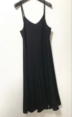 【最終値下げ】可愛い系　プリーツキャミソールワンピース　ブラック　サイズM〜Ｌ