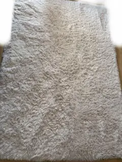 クリーム色のフワフワシャギーラグ