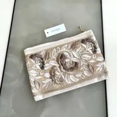 未使用　＋Unique 刺繍入りベージュポーチ　フラットポーチ マルチポーチ