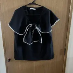 未使用 フリル付き黒半袖トップス