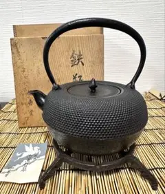 ＵＳＥＤ品 敬典工房正寿堂山正造 斑紫銅蓋、銀口粒象嵌２２型吉兆文様 南部鉄瓶 USED品 敬典工房正寿堂山正造 斑紫銅蓋、銀口粒象嵌22型