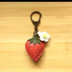 特別価格です！　レザーシックいちご(レッド・大)+お花付きキーホルダー