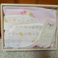 箱なし発送：赤ちゃんの城ギフトセット〈エプロン、スタイ、ソックス〉