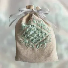 ハーガンダー刺繍入り巾着袋 クリーム色 ミントグリーン