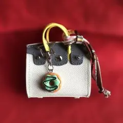 【新品】細かな作りのミニバッグ　チャーム ドーナツ装飾付　薄い緑がかったベージュ