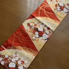 112花柄刺繍のテーブルランナー 赤金