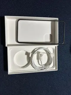 iPhone 14 Pro ケースと充電ケーブル