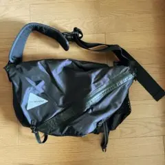 【and wander】ブラック メッセンジャーバッグ and wander / アンドワンダー | 20L messenger bag - Black