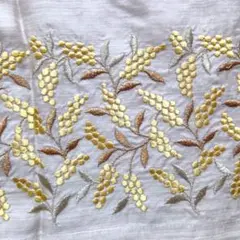 贅沢な黄色の花刺繍　フレアスカ―ト