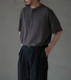 YOKO SAKAMOTO ヘンリーネック Tシャツ オリーブ 24SS