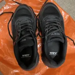 ブラック スニーカー