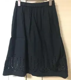 美品　GAP黒 フレアスカート穴あきデザイン