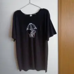 黒のオーバーサイズTシャツ 傘と花刺繍