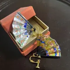 扇子型イヤリング 金色模様