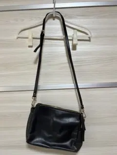 ラフィナータ　黒のレザーショルダーバッグ